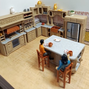 1:24 スケール (ハーフ スケール) のライト ブラウンまたはホワイトの豪華なドールハウス キッチン。大理石色のカウンター付き。3D FDM プリント。6 つのセクション セット。