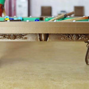 Tavolo da biliardo in scala 1:24 (metà scala), stampato in 3D in 3 colori, con supporto per la palla incluso. immagine 6