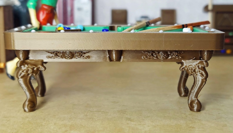 Tavolo da biliardo in scala 1:24 (metà scala), stampato in 3D in 3 colori, con supporto per la palla incluso. immagine 6