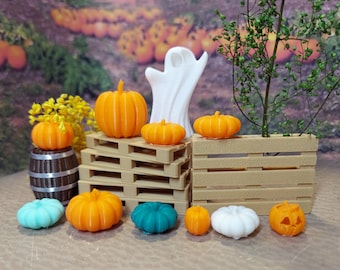 1:24 (half scale) pumpkins. set comes with 10 pumpkins, various sizes, all orange or mixed.  perfect for a halloween dollhouse or diorama.