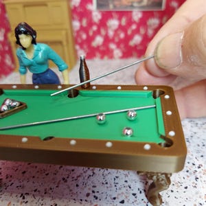 Tavolo da biliardo in scala 1:24 (metà scala), stampato in 3D in 3 colori, con supporto per la palla incluso. immagine 10