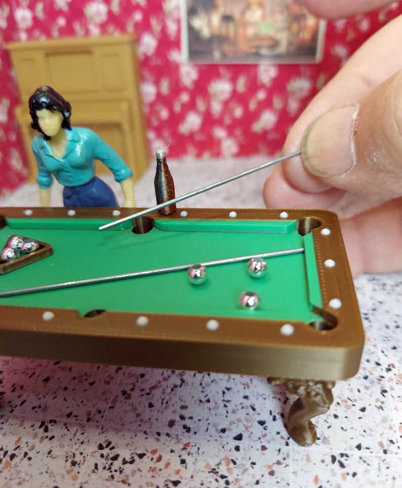 Tavolo da biliardo in scala 1:24 (metà scala), stampato in 3D in 3 colori, con supporto per la palla incluso. immagine 10