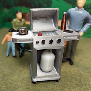 1:24 3D gedruckter Miniatur-Grill in Silber mit weißem Propanbehälter
