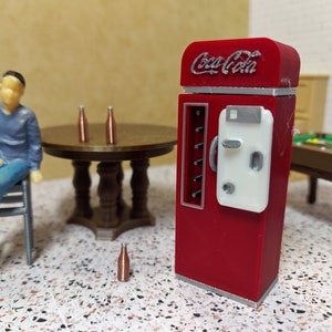 1:24 Scale Miniature Coke Machine, Realistic Half-Scale Decor for Dollhouses and Dioramas, Ideal Gift for Dollhouse Enthusiasts