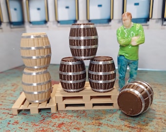 Barris de munição em escala 1:24 (meia escala), com impressão multicolorida em duas cores à escolha e anéis prateados, ideais para casas de bonecas ou dioramas.