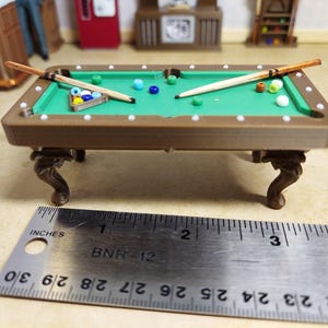 Tavolo da biliardo in scala 1:24 (metà scala), stampato in 3D in 3 colori, con supporto per la palla incluso. immagine 8