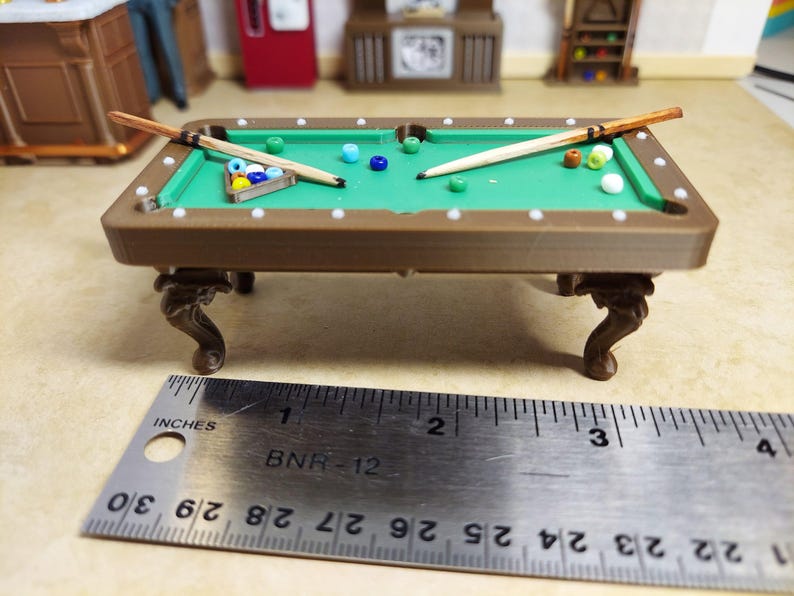 Tavolo da biliardo in scala 1:24 (metà scala), stampato in 3D in 3 colori, con supporto per la palla incluso. immagine 8