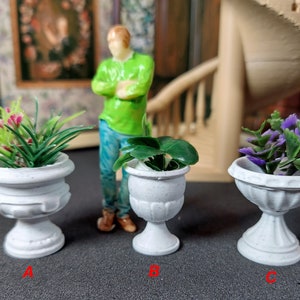 Plantadores em escala 1:24 (meia escala) em três estilos à sua escolha. Eles vêm vazios. Para casa de bonecas ou diarama. Cor de mármore
