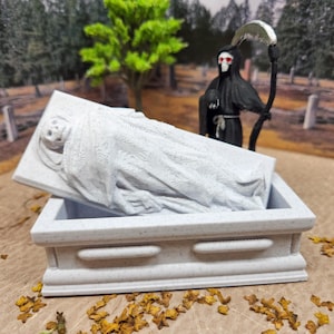 1:24 Dollhouse Casket Sarcophagus Halloween Diorama Decor, Handcrafted 3D Printed Miniature, Perfect for Spooky Collectibles