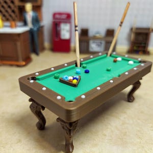 Tavolo da biliardo in scala 1:24 (metà scala), stampato in 3D in 3 colori, con supporto per la palla incluso. immagine 3