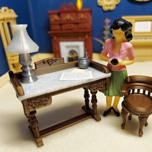 Puppenstube antiker Schreibtisch mit gratis Stuhl in drei Farben verfügbar für Puppenhausminiaturen oder Diorama. Maßstab 1:24 (halber Maßstab)