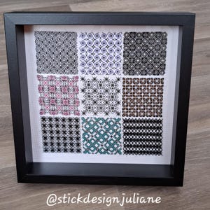 Könnte beinhalten: Ein quadratischer schwarzer Rahmen mit einem weißen Stoffeinsatz, der neun verschiedene geometrische Stickmuster in schwarzem, violettem, rosa, türkisfarbenem und braunem Garn zeigt. Der Text stickdesignjuliane ist unten weiß aufgedruckt.