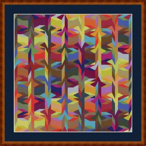 K&ouml;nnte beinhalten: Ein gerahmtes Kreuzstich-Kunstwerk mit einem abstrakten Muster. Das Design ist ein sich wiederholendes geometrisches Motiv in einer Reihe von Farben, darunter Rot, Gelb, Blau und Gr&uuml;n. Der Rahmen ist dunkelbraun.