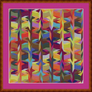 K&ouml;nnte beinhalten: Ein gerahmtes Kreuzstich-Kunstwerk mit einem lebendigen, abstrakten Muster. Das Design enth&auml;lt eine Vielzahl von Farben, darunter Rot, Gelb, Blau und Gr&uuml;n, die in einem geometrischen, sich wiederholenden Motiv angeordnet sind. Das Kunstwerk ist in einem rosa Passepartout und einem braunen Holzrahmen gefasst.