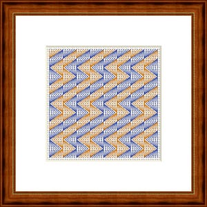Peut inclure: Une broderie encadrée présentant un motif géométrique répétitif de lignes cousues bleues et orange sur un fond en tissu blanc. Le design se compose de formes en chevron alternées, le tout dans un cadre en bois brun foncé avec un passe-partout blanc.