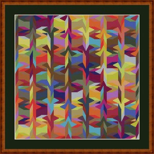 K&ouml;nnte beinhalten: Gerahmtes Kreuzstich-Kunstwerk mit abstraktem Design. Das Muster zeigt ein sich wiederholendes Muster aus farbenfrohen Formen in Rot-, Orange-, Gelb-, Gr&uuml;n-, Blau- und Lilat&ouml;nen. Es ist in einem dunkelbraunen Holzrahmen gerahmt.