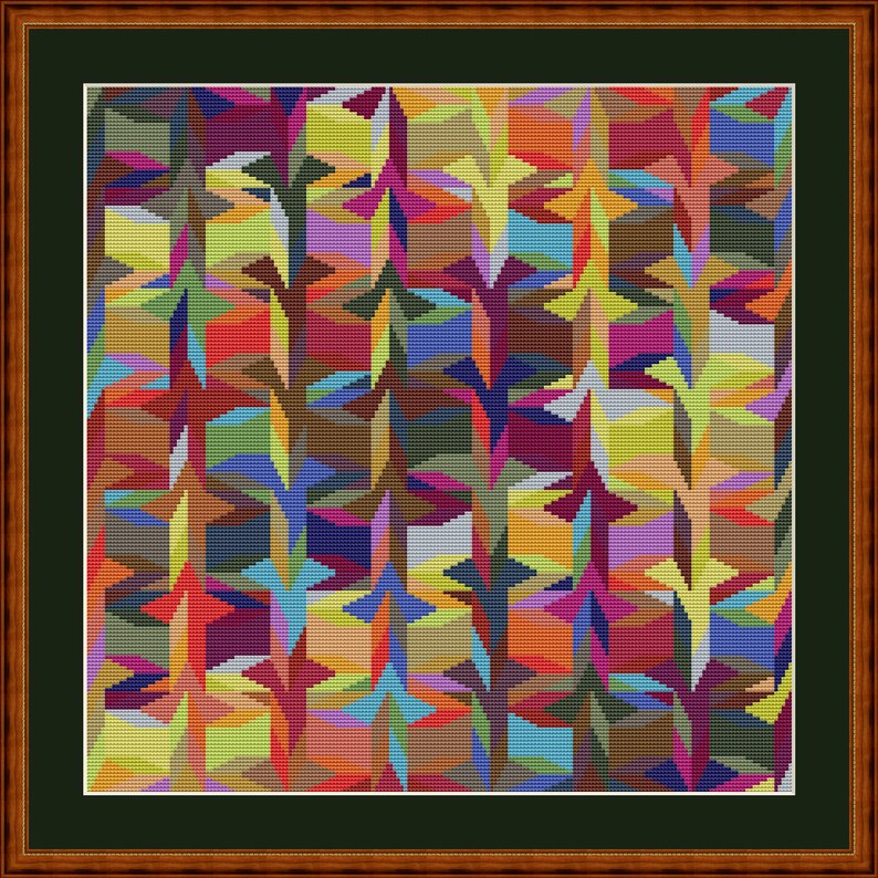 K&ouml;nnte beinhalten: Gerahmtes Kreuzstich-Kunstwerk mit abstraktem Design. Das Muster zeigt ein sich wiederholendes Muster aus farbenfrohen Formen in Rot-, Orange-, Gelb-, Gr&uuml;n-, Blau- und Lilat&ouml;nen. Es ist in einem dunkelbraunen Holzrahmen gerahmt.