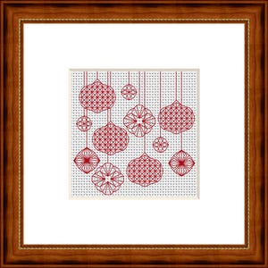Può includere: Un ricamo a punto croce incorniciato che presenta una collezione di ornamenti geometrici rossi appesi a sottili linee verticali su uno sfondo di tessuto bianco con un sottile motivo a griglia, racchiuso in una cornice in legno marrone scuro.