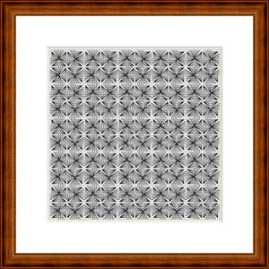 Könnte beinhalten: Ein quadratisches Stickbild mit einem sich wiederholenden geometrischen Muster aus schwarzen gestickten Linien auf weißem Stoffhintergrund, eingefasst in einen dunkelbraunen Holzrahmen mit weißem Passepartout um das zentrale Stickdesign.