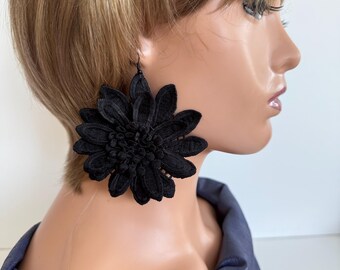 Pendientes de encaje con flores negras, de algodón extragrande, ligeros y con un toque bohemio.