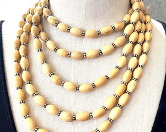 Collar de madera de varias hebras estilo bohemio hecho a mano, collar largo grueso y único, con detalles en bronce y madera beige.