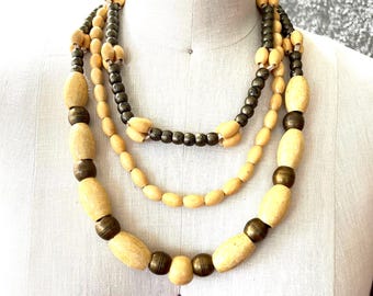 Collar de varias hebras, collar de madera llamativo, collar de bronce grueso, collar único, collar largo, collar de madera beige, regalo para ella