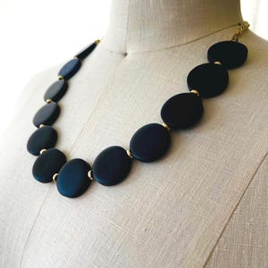 Houten ketting, ketting met dikke houten kralen, statement handgemaakte ketting, geometrische uniseks ketting, ketting van zwart hout, cadeau voor haar
