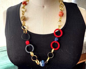 Colar boho artesanal, com contas de acrílico e madeira, e corrente dourada marcante.