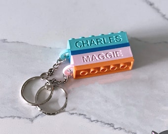 Portachiavi personalizzabile con mattoncini da costruzione / Regali personalizzati per coppie, bomboniere, regali per la famiglia, etichetta per zaino /