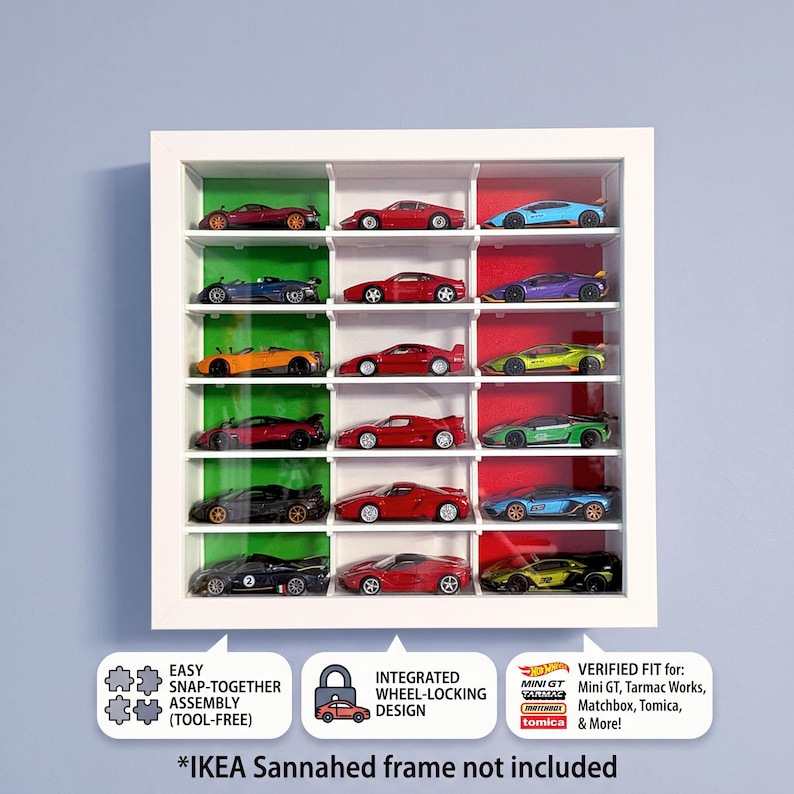 Pu&ograve; includere: Una mensola espositiva bianca con sei file orizzontali e tre colonne verticali, contenente diciotto macchinine giocattolo in miniatura. I pannelli di sfondo sono verdi, bianchi e rossi. Il testo include Easy snap-together assembly, Integrated wheel-locking design e Verified fit for Mini GT, Tarmac Works, Matchbox, Tomica, and more.