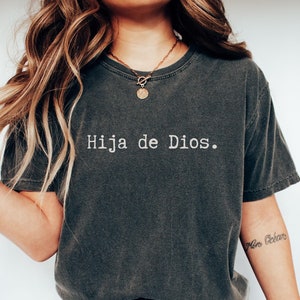 Camisa Cristiana para Hispano, Camisa Cristiana en Español Hija de Dios, Versículo de la Biblia en Español, Creyente le regala