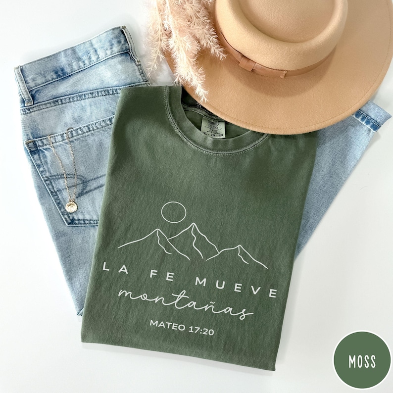 Camisa Cristiana for Hispanic, Christian Shirt in Spanish Faith can move mountains, Versículo de la Biblia en Español, Believer gift her image 3