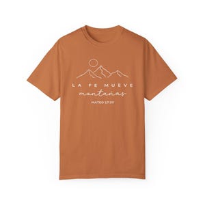 Camisa Cristiana for Hispanic, Christian Shirt in Spanish Faith can move mountains, Versículo de la Biblia en Español, Believer gift her image 4