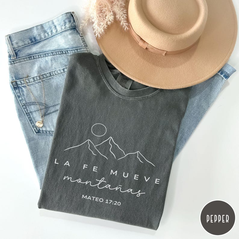 Camisa Cristiana for Hispanic, Christian Shirt in Spanish Faith can move mountains, Versículo de la Biblia en Español, Believer gift her image 2