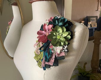 New vintage flower pin/brooch.