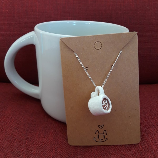 Collier fait à la main avec une petite tasse à café