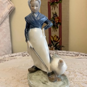 Royal Copenhagen Kleines Mädchen eine Gans laufend Figur 067