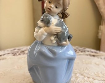 NAO by Lladro フィギュア：子犬を抱いた少女、ヴィンテージ