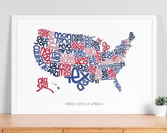 Könnte beinhalten: Ein weiß gerahmter Druck einer Karte der Vereinigten Staaten von Amerika. Die Karte besteht aus den Namen der einzelnen Bundesstaaten in roter und blauer Schrift. Der Text "UNITED STATES OF AMERICA" befindet sich am unteren Rand des Drucks.