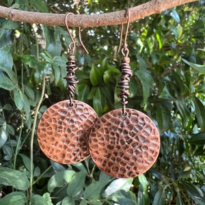 Orecchini pendenti in rame martellato: stile boho avvolto in filo metallico