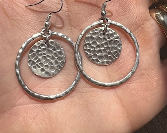 Boucles d’oreilles en argent martelé, bijoux rustiques, boucles d’oreilles pendantes en argent, boucles d’oreilles de style boho, légères, cadeau pour elle