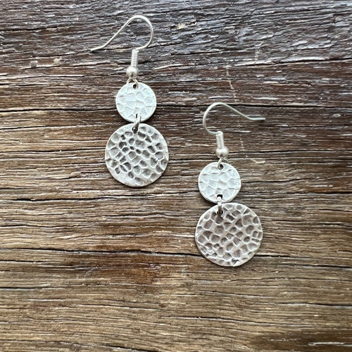 Gehämmerte Silberohrringe: Leichte Boho-Charms