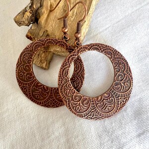 Orecchini Boho in rame antico: design etnico floreale