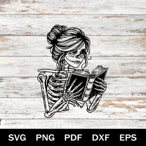 Könnte beinhalten: Schwarz-Weiß-Illustration eines Skeletts, das ein Buch liest. Das Skelett hat lange Haare in einem Dutt und hält das Buch mit knochigen Händen. Das Bild ist vor einem weißen Holzmaserungshintergrund platziert.