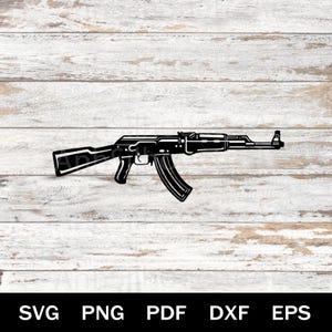 以下が含まれることがあります： AK-47アサルトライフルの黒いシルエット。画像はベクターグラフィックで、デジタルデザインプロジェクトに適しています。ライフルは、マガジン、ストック、バレルなど、詳細に描かれています。画像の下部には、ファイルタイプの略語が表示されています：SVG、PNG、PDF、DXF、EPS。