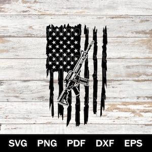 Può includere: Grafica in bianco e nero di una bandiera americana usurata con un fucile sovrapposto. Il design della bandiera è usurato, con le stelle e le strisce parzialmente strappate. Il fucile è dettagliato. Opzioni di tipo di file: SVG, PNG, PDF, DXF e EPS.
