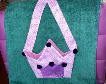 Petit sac couronne avec pompons violets.