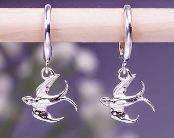 Boucles d'oreilles créoles hirondelle, boucles d'oreilles lisses, idéales pour un cadeau, tenues décontractées, breloque oiseau avec créole
