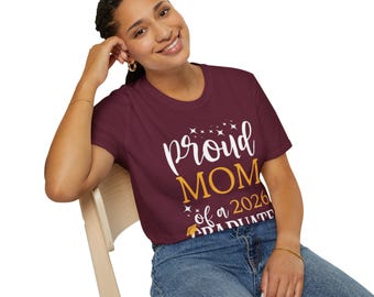 Personalized Proud Mom 2026 Graduate Unisex T-Shirt