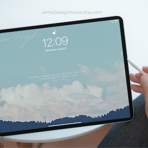 Könnte beinhalten: Eine digitale Illustration von blauen und weißen Wolken mit dem Text "Aim High" und "The only person you are destined to become is the person you decide to be" auf einem Tablet-Bildschirm.